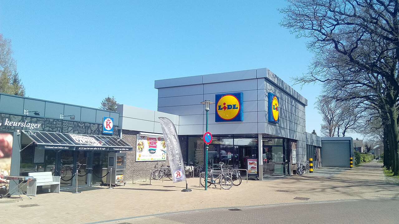 Magasin Lidl moderne avec parking et signalétique, illustration claire du positionnement hard-discount de l’enseigne en Europe.