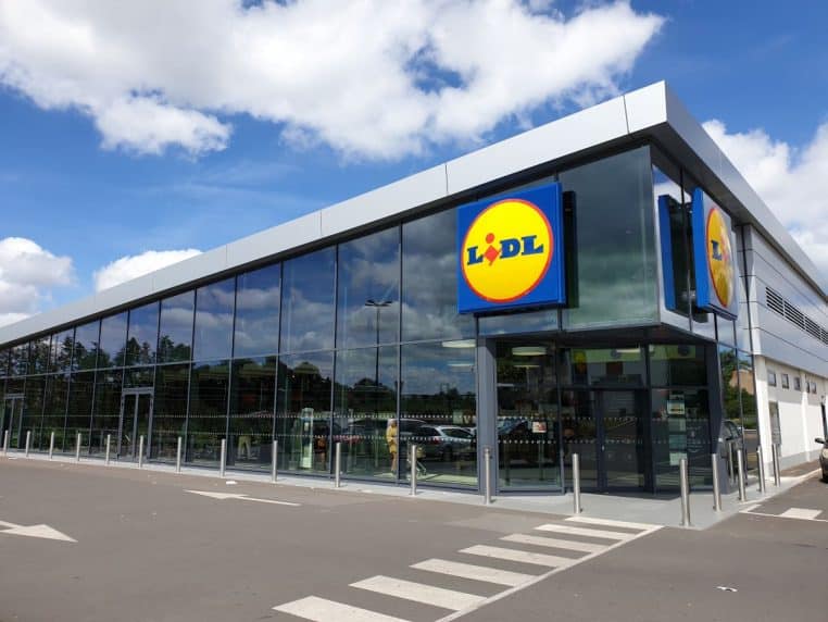 Magasin Lidl moderne à Vichy avec façade vitrée et logo bien visible, photographié depuis le parking par temps clair.