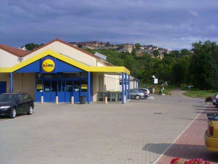 Ancien modèle de magasin Lidl à Langres avec enseigne jaune et bleue, implanté en bordure urbaine.