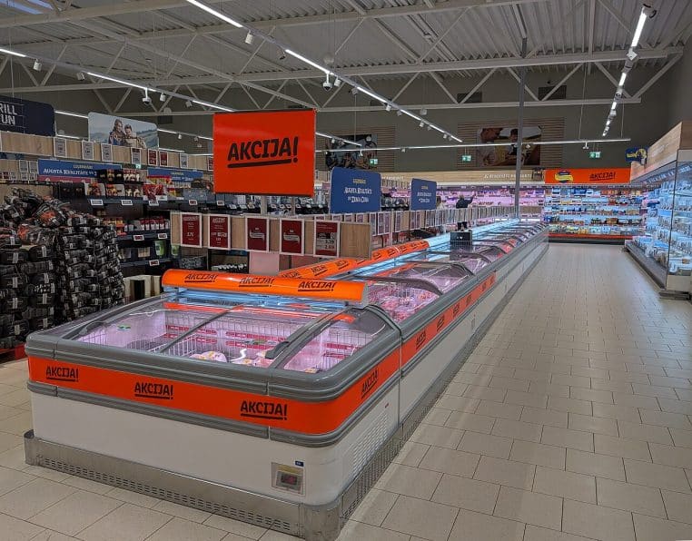 Rayons d’un Lidl moderne, allée centrale et têtes de gondole