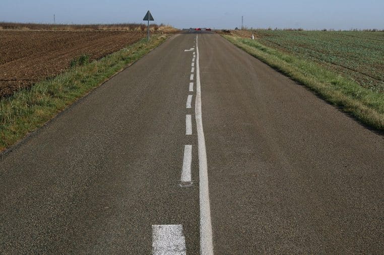 Chaussée de campagne avec ligne d’annonce puis ligne continue en approche