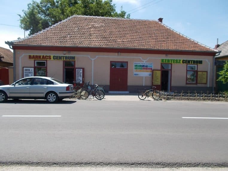 Devanture d’une boutique locale « Kertész Centrum » (matériel de jardin/bricolage) sur rue à Abony.