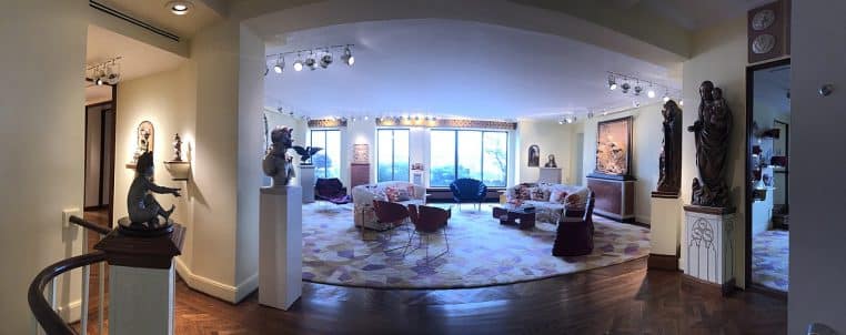 Grand salon contemporain mêlant œuvres classiques et mobilier actuel, palette douce et matières chaleureuses illustrant une déco personnalisée.