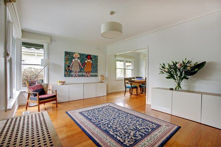 Salon moderne lumineux, lignes sobres et bois clair, idéal pour accueillir une palette terracotta/vert sauge et des objets artisanaux.