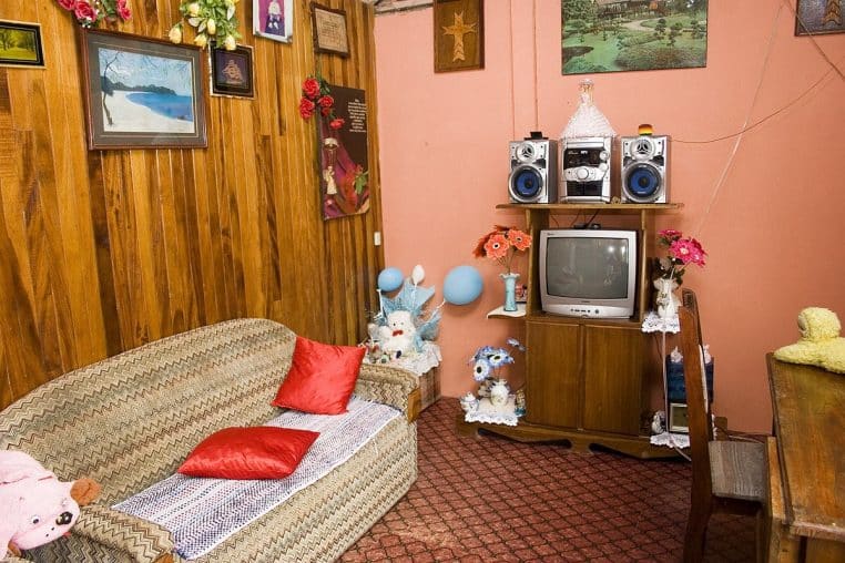 Salon lumineux avec radiateur mural sous une large fenêtre