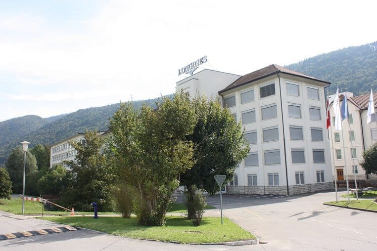 Ensemble des bâtiments Longines à Saint-Imier photographiés en journée, architecture industrielle et montagnes en arrière-plan.