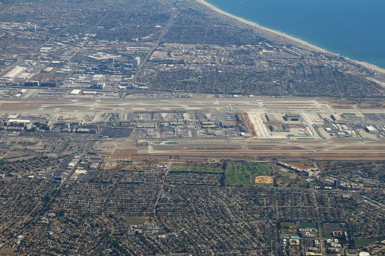 Avion au décollage à l’aéroport de Los Angeles au coucher du soleil
