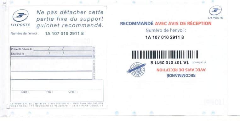 Formulaire d’avis de réception collé à une enveloppe de La Poste, avec numéros de suivi visibles et mentions « Recommandé ».