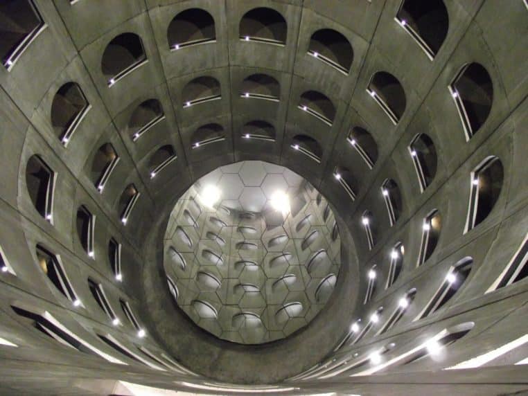 Puits cylindrique emblématique du parking des Célestins à Lyon, éclairages réguliers et ouvertures répétées sur plusieurs niveaux.