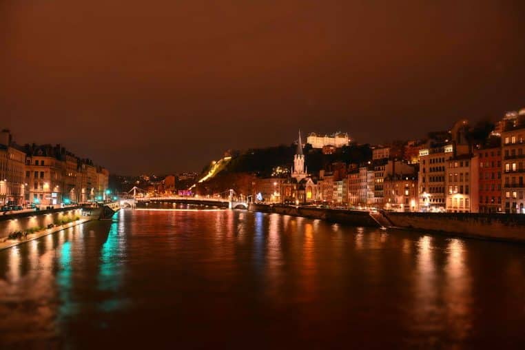 Panorama nocturne des quais de Saône à Lyon, passerelle Saint-Georges et Fourvière.