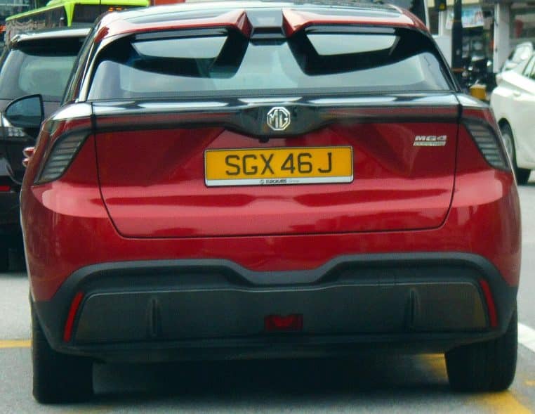 MG4 rouge à Singapour, vue latérale