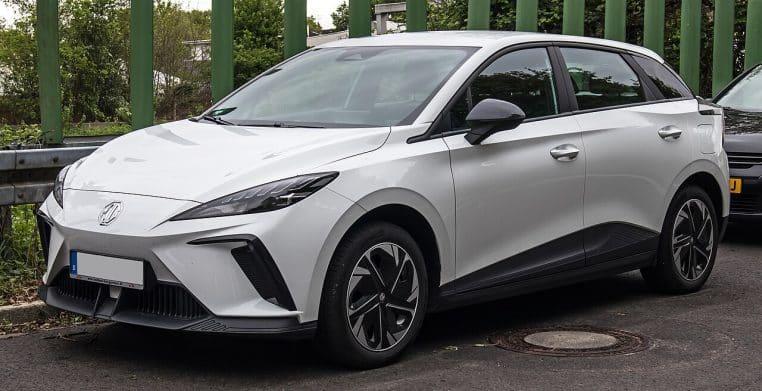 MG4 orange photographiée de face sur parking