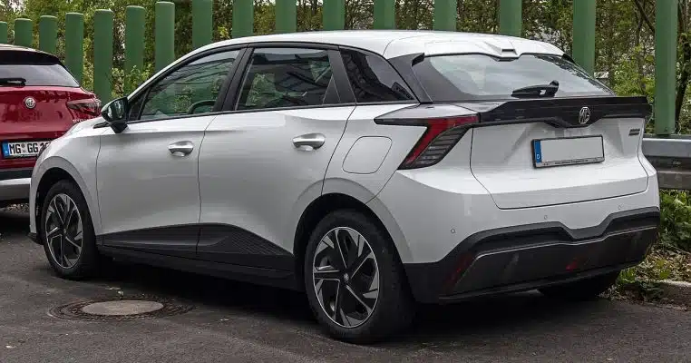 MG4 orange vue arrière, signatures lumineuses en évidence