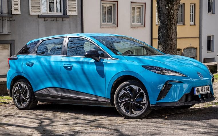 MG4 bleue stationnée en ville, vue trois-quarts avant