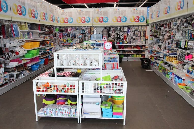 Rayons d’un magasin GiFi à Coignières avec décoration et rangements.