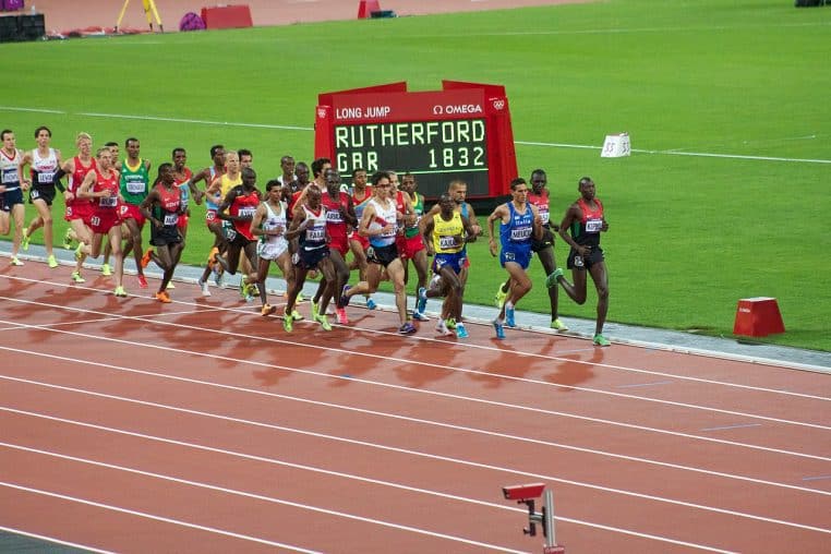 Virage du London Stadium, finale 10 000 m, tribunes pleines.