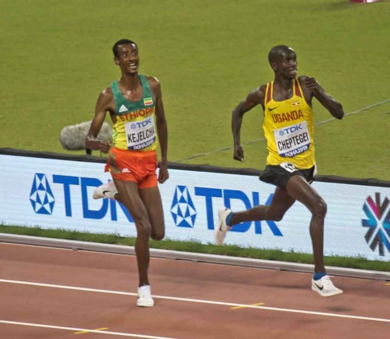 Cheptegei et Kejelcha au coude-à-coude lors du 10 000 m.