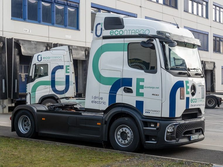 Mercedes-Benz eActros 600 stationné en ville, tracteur routier électrique représentatif des solutions longue distance.