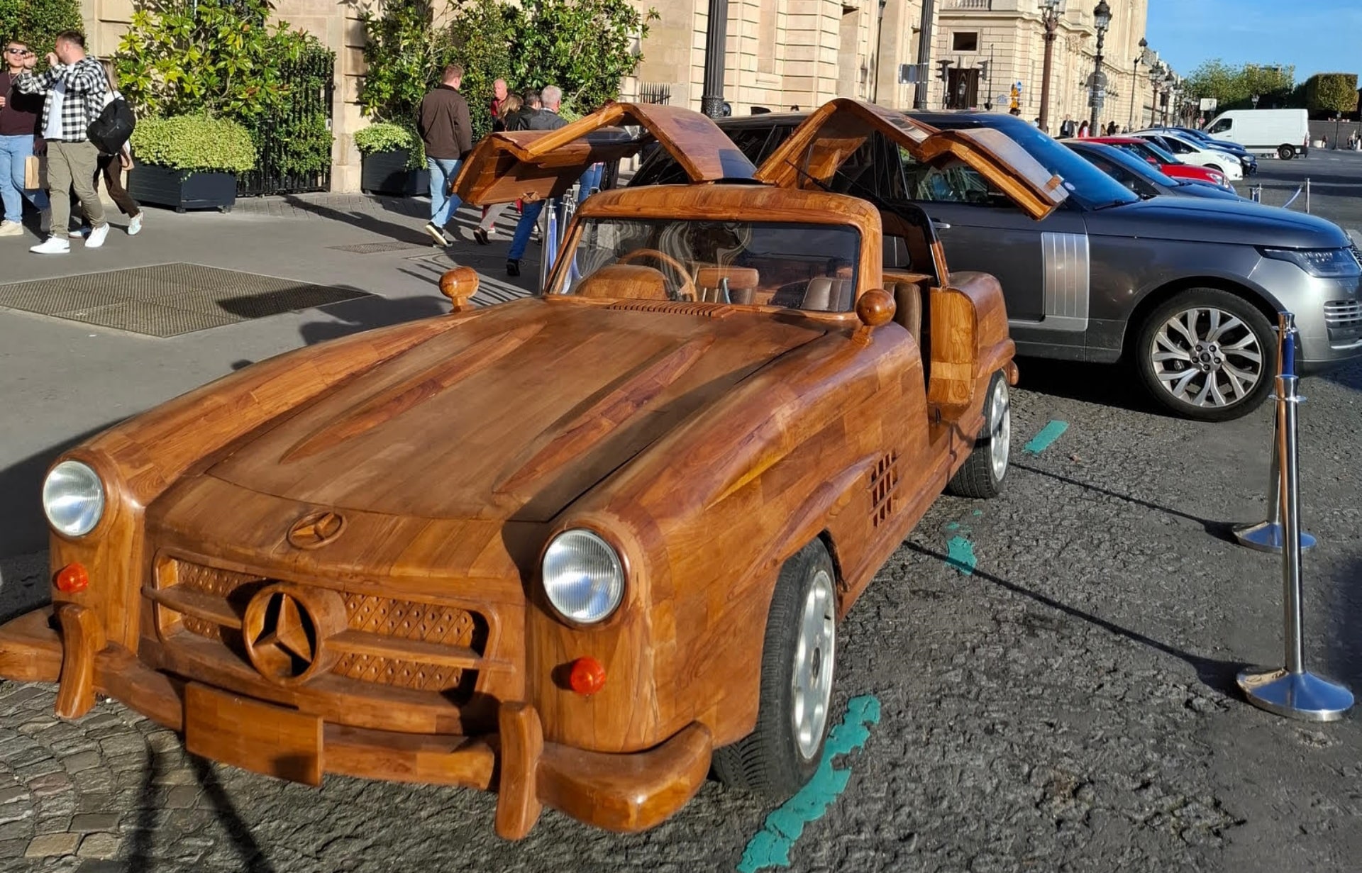 Mercedes SL 300 carrosserie en bois, par l'artiste Rémi Le Forestier