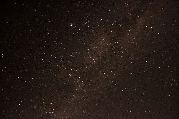 Voie lactée au-dessus d’un paysage côtier