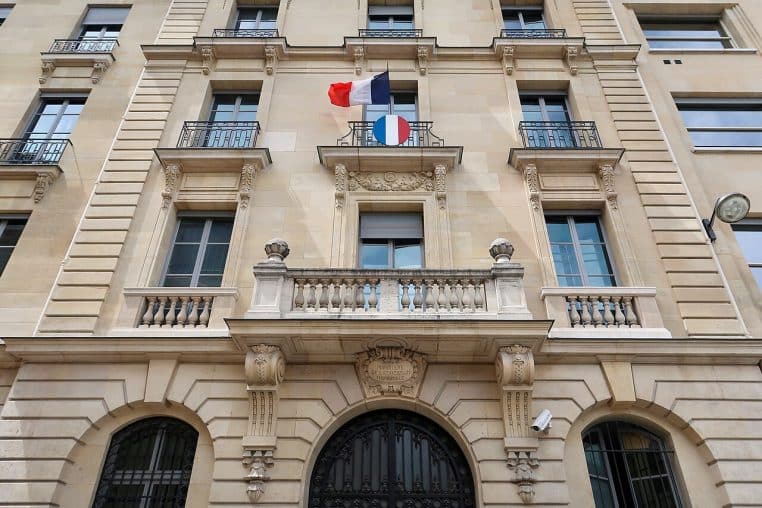 Vue large de la façade du ministère de l’Éducation nationale à Paris, prise depuis la rue, en haute résolution.