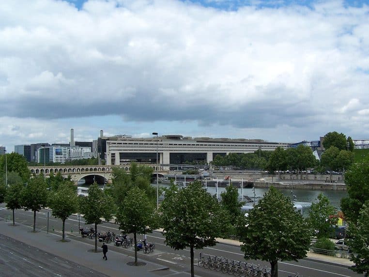 Vue générale du bâtiment de Bercy le long de la Seine.