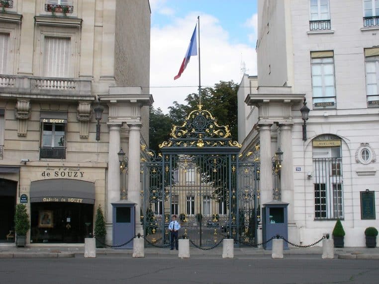 Grilles monumentales et façade de l’Hôtel de Beauvau à Paris, siège du ministère de l’Intérieur, vues depuis la place, drapeau français hissé.