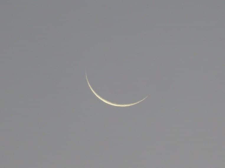 Très fin croissant dans un ciel clair, métaphore d’une intention subtile qui commence à prendre forme.