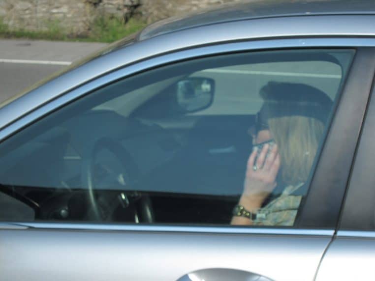 Conducteur portant un téléphone à l’oreille en circulant