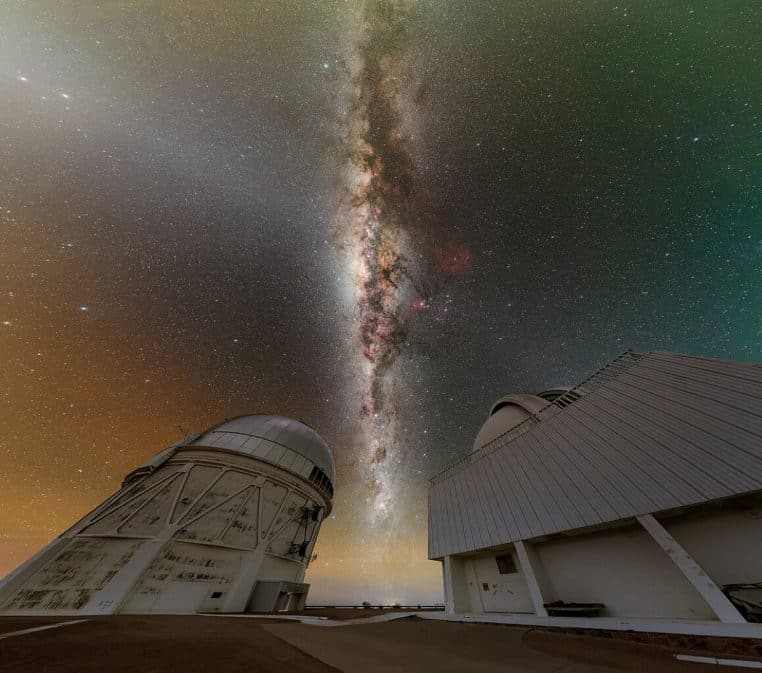 Voie lactée au-dessus des télescopes de Cerro Tololo, panorama nocturne détaillé en format horizontal.