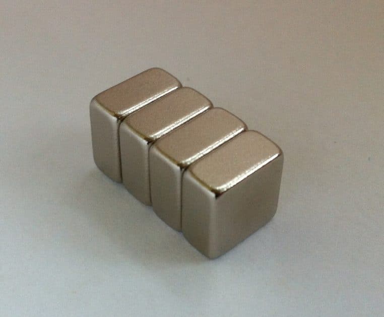 Ensemble d’aimants cubiques en néodyme, de dimensions proches des lots commercialisés en ligne.