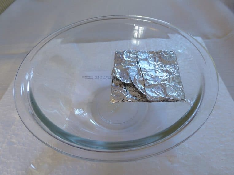 Gros plan d’un lot d’aimants au néodyme en laboratoire, illustrant la petite taille et la forte aimantation des pièces.