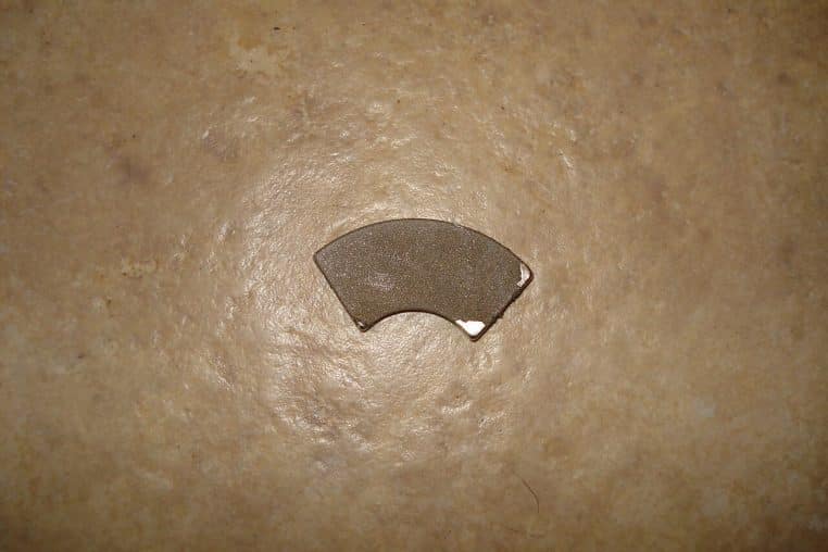 Aimant au néodyme photographié sans son placage de nickel, utile pour visualiser la matière magnétique.