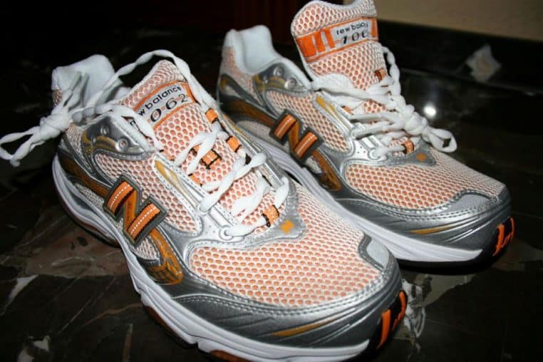 Gros plan d’une New Balance 1062, semelle et empeigne visibles