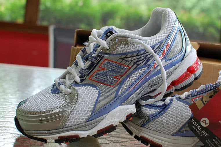 Paire de New Balance 1225 posées en intérieur, perspective latérale