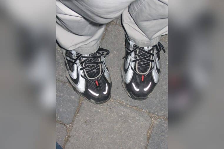 Paire de New Balance posées sur un parquet, vue frontale