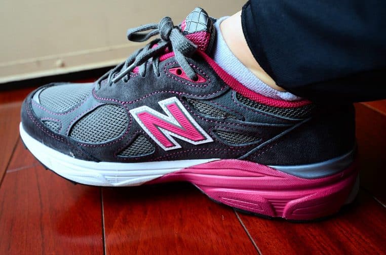 New Balance 990 pour femme, vue de trois-quarts sur surface claire