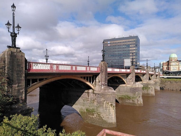 Vue large du Newport Bridge franchissant la rivière Usk, repère urbain majeur de la ville galloise où a commencé la quête du disque dur perdu.