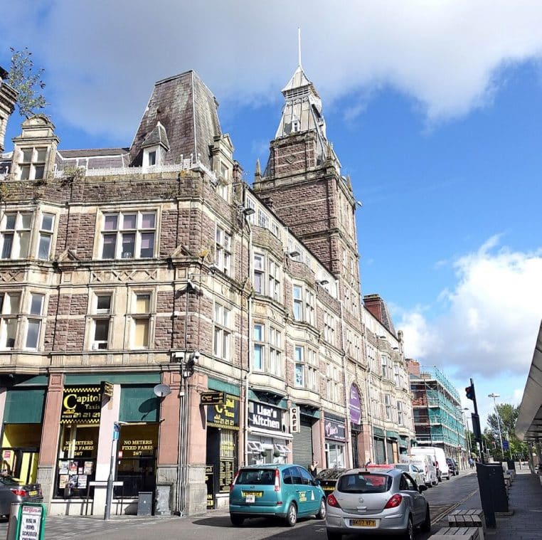 Paysage urbain de Newport, point d’origine de l’affaire du disque dur égaré et de la longue quête qui a suivi.