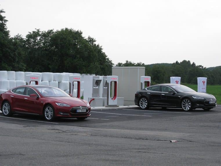Deux Tesla branchées à un Superchargeur en Norvège, allées de parking dégagées