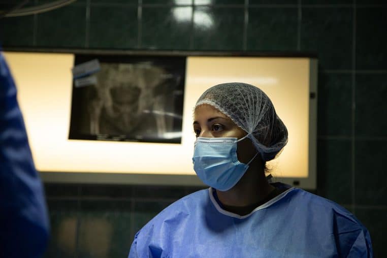 Infirmière en exercice à l’hôpital militaire d’Ouakam, exemple de tâches de santé partiellement assistées par IA.