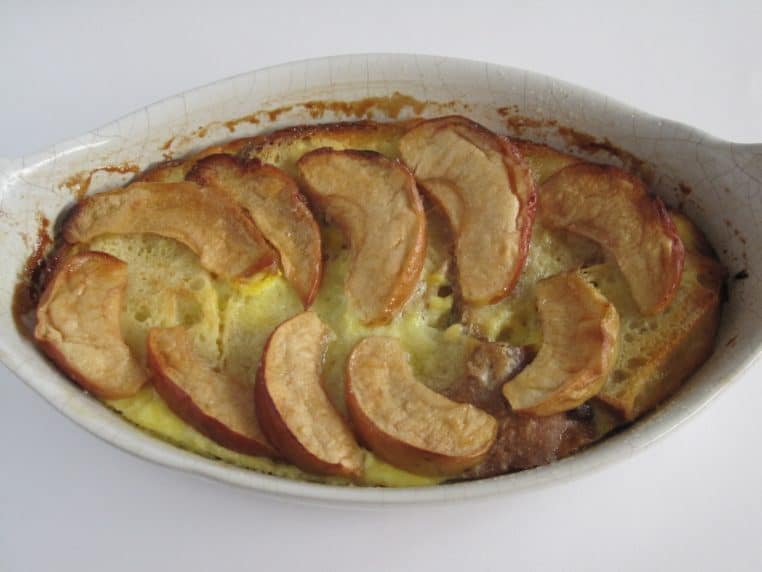 Plat à gratin rectangulaire avec croûte dorée.