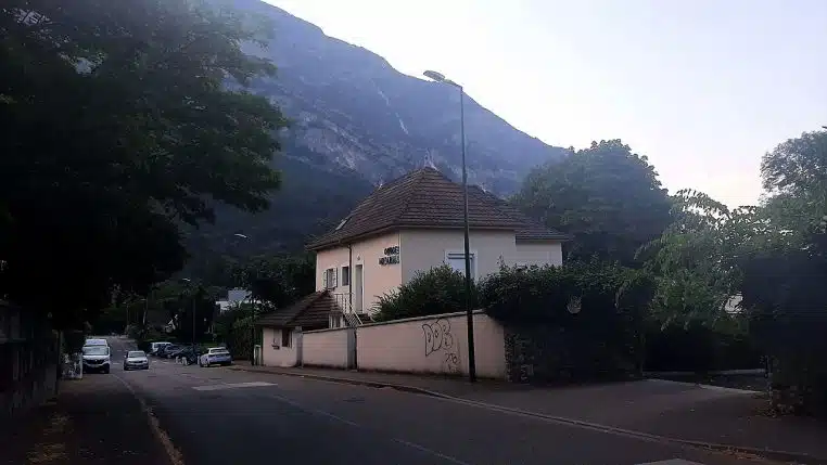 Façade d’un office notarial moderne à Saint-Égrève, enseigne visible, vue en journée, illustre concrètement le cadre d’une succession en France.