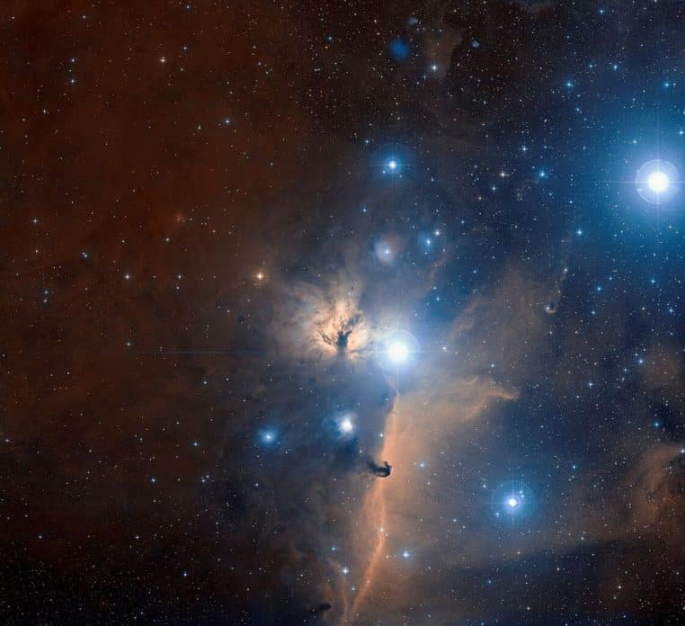 Champ profond autour de la ceinture d’Orion avec la nébuleuse de la Flamme et des nuages de gaz lumineux.