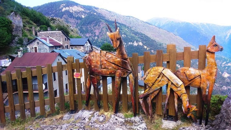 Vue générale sur Roubion et ses pentes, alternance de roches, pins et combes enneigées sous la lumière.