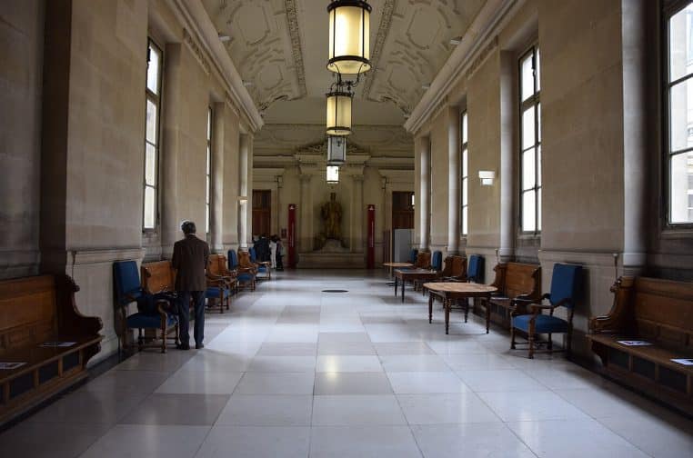 Intérieur du Palais de justice de Paris, vaste salle patrimoniale, perspective architecturale de la justice française.