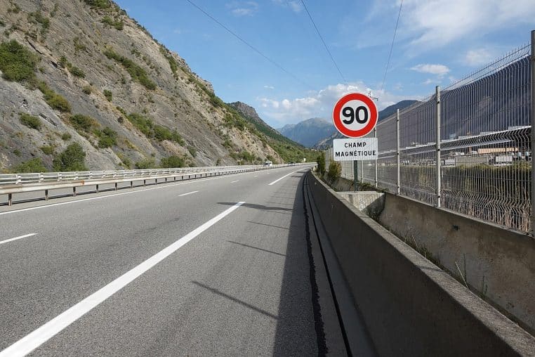Gros plan sur un panneau B14 limité à 90 km/h le long de l’A43, utile pour illustrer la signalisation actuelle sur certaines sections.
