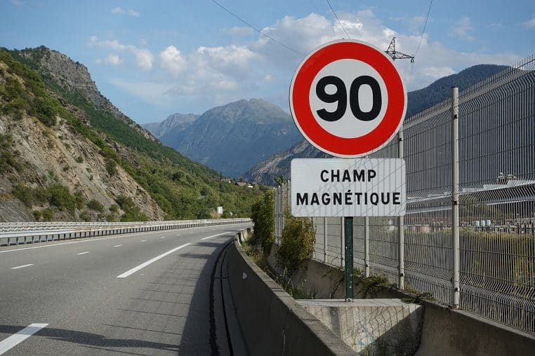 Autre angle d’un panneau B14 à 90 km/h le long de l’A43, illustrant la signalisation sur autoroute et voies rapides.