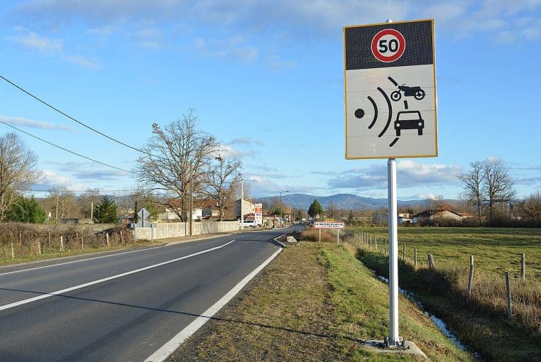 Panneau annonçant un radar automatique et une limitation à 50 km/h sur route départementale.