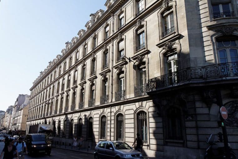 Immeuble de la Caisse des dépôts rue du Bac, inscrit aux monuments historiques, dans le 7ᵉ arrondissement de Paris.